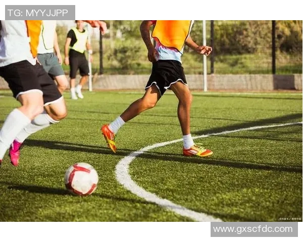 足球球星健身房训练日常揭秘：如何保持巅峰状态与增强体能