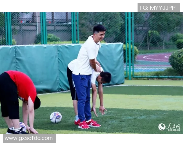 足球球星高度近视揭秘:如何克服视觉障碍在绿茵场上大放异彩 足球球星高度近视揭秘:如何克服视觉障碍在绿茵场上大放异彩